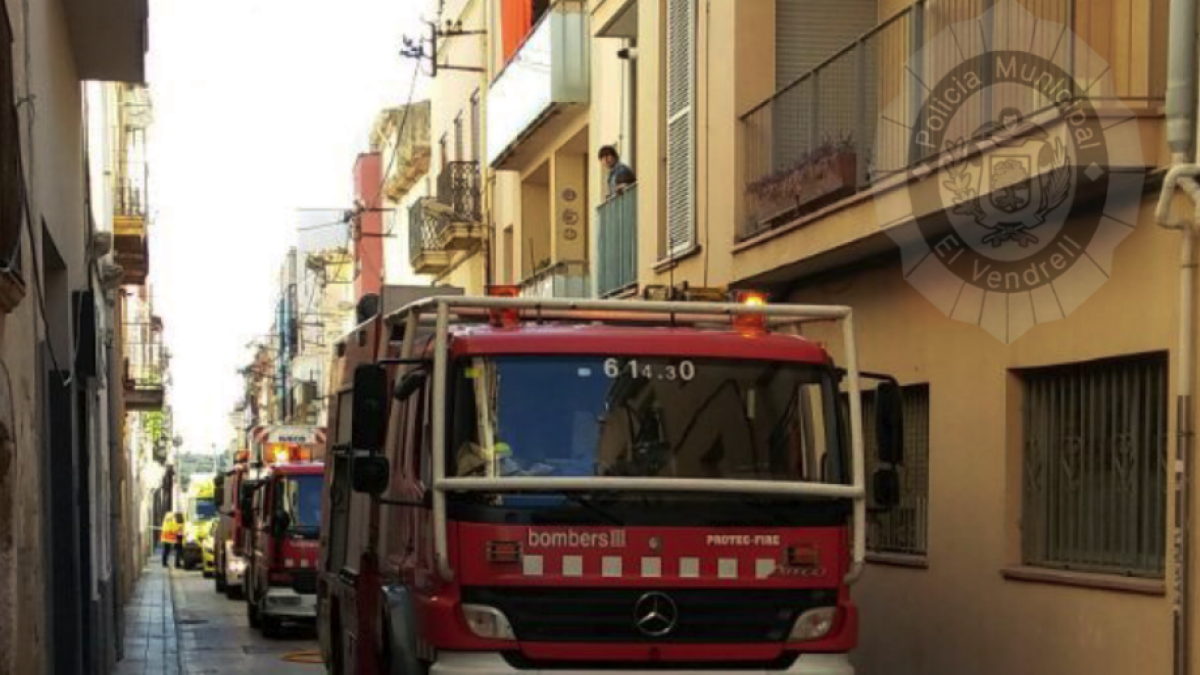 Dos intoxicados por inhalación de humo en un incendio de vivienda en el Vendrell