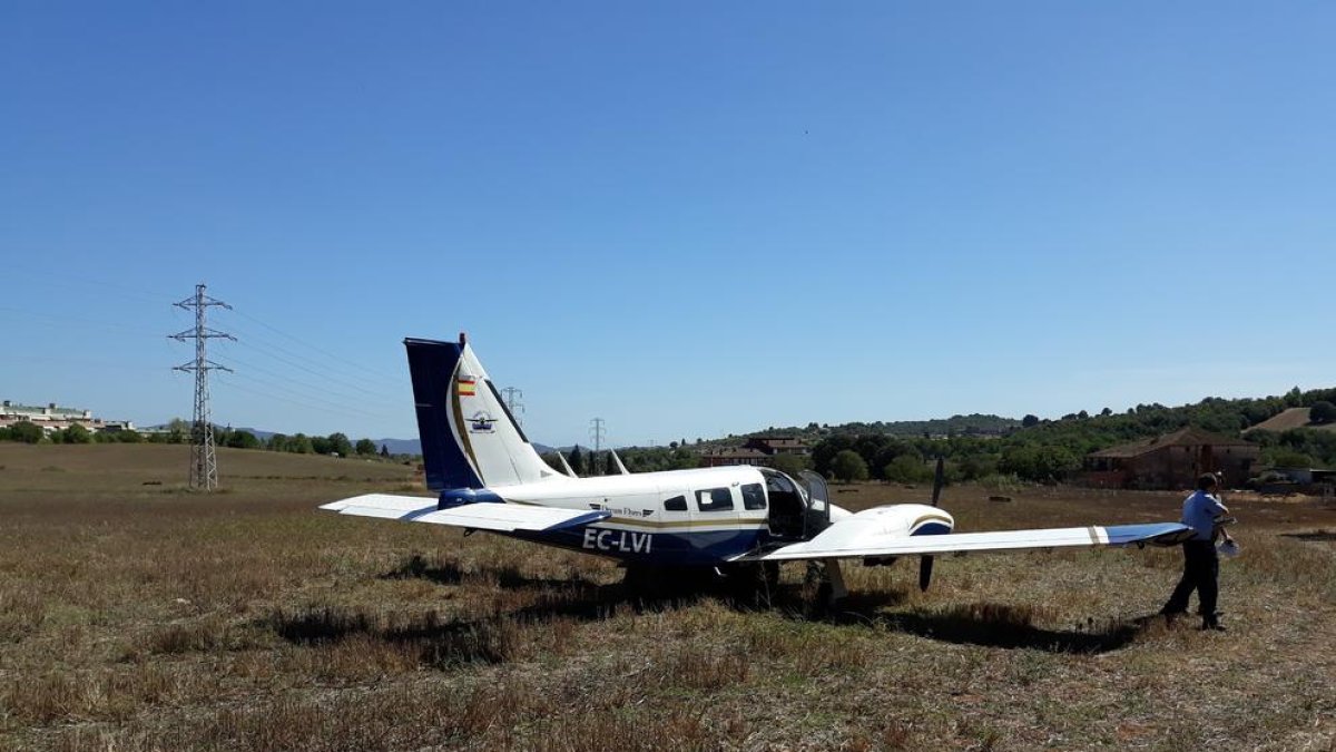 Una avioneta fa un aterratge d'emergència en un camp de Sant Quirze del Vallès