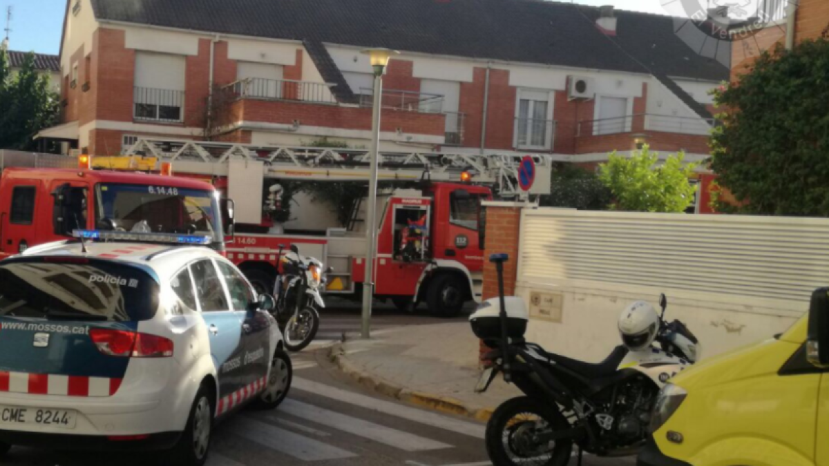 Un incendi afecta una habitació d'una casa adosada del Vendrell