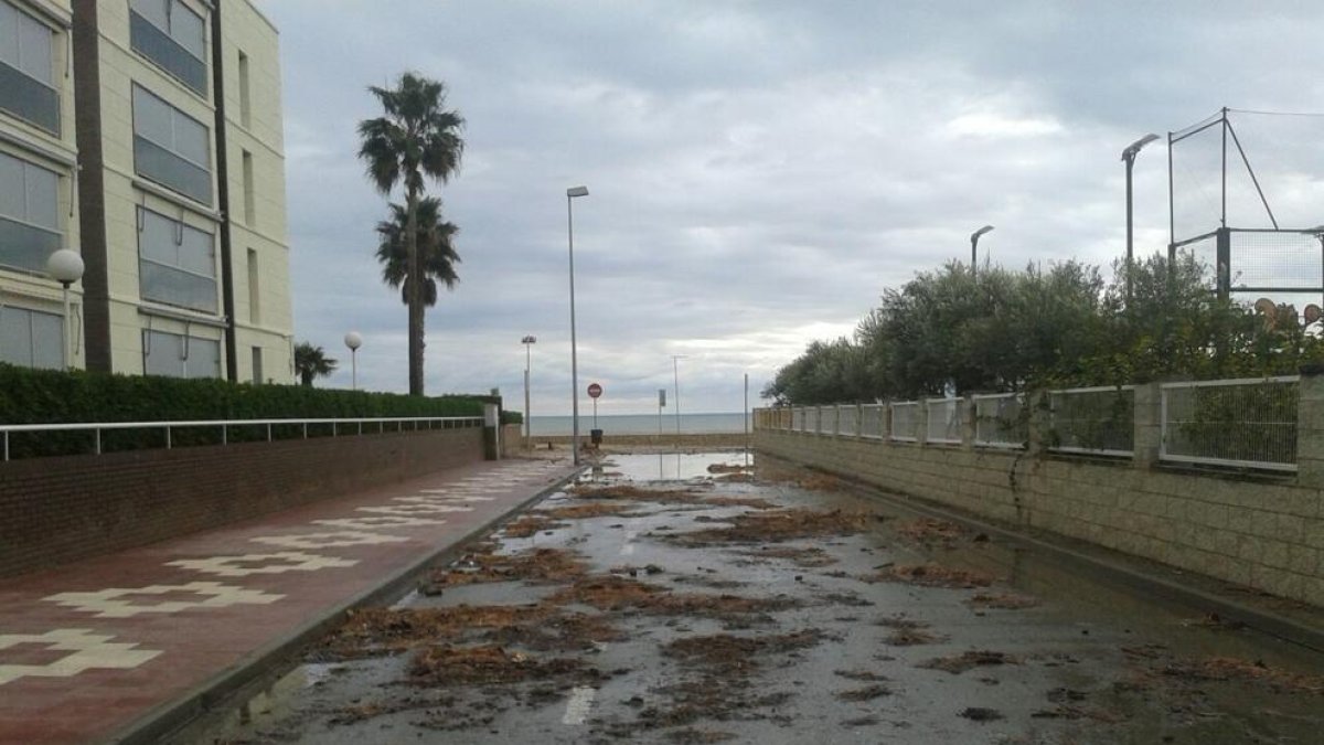 El temporal provoca desperfectos en la Costa Daurada