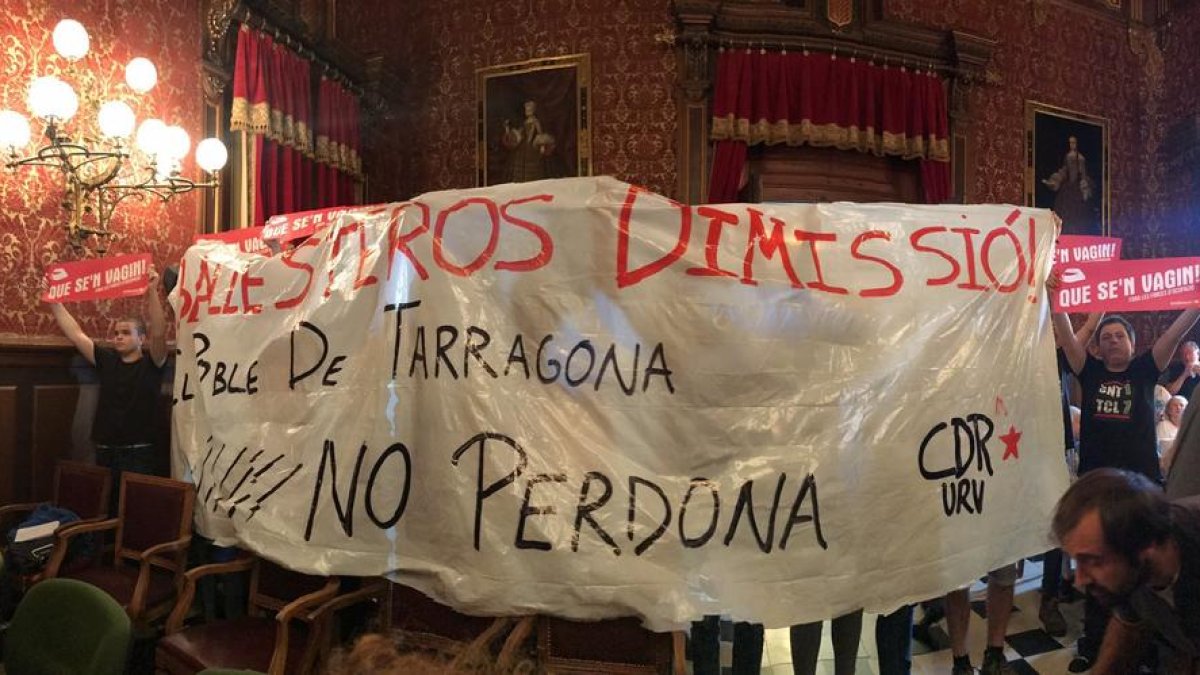 Los concejales debaten hasta cuatro mociones sobre la jornada del referéndum en medio de algunos momentos de tensión