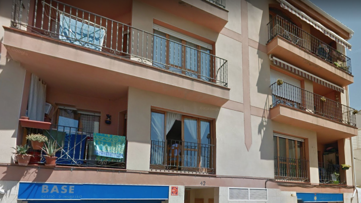 Un incendi crema la protecció tèrmica d'un edifici de Torredembarra