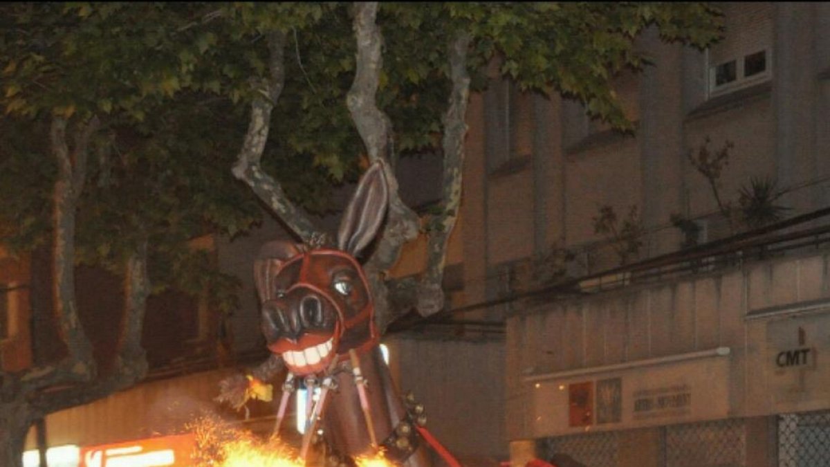 Demanen que se sancioni l'Agrupació de Balls per no deixar sortir la Mulassa