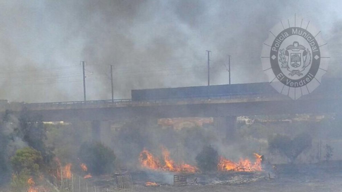 Petit incendi prop del pont de l'AVE al Vendrell