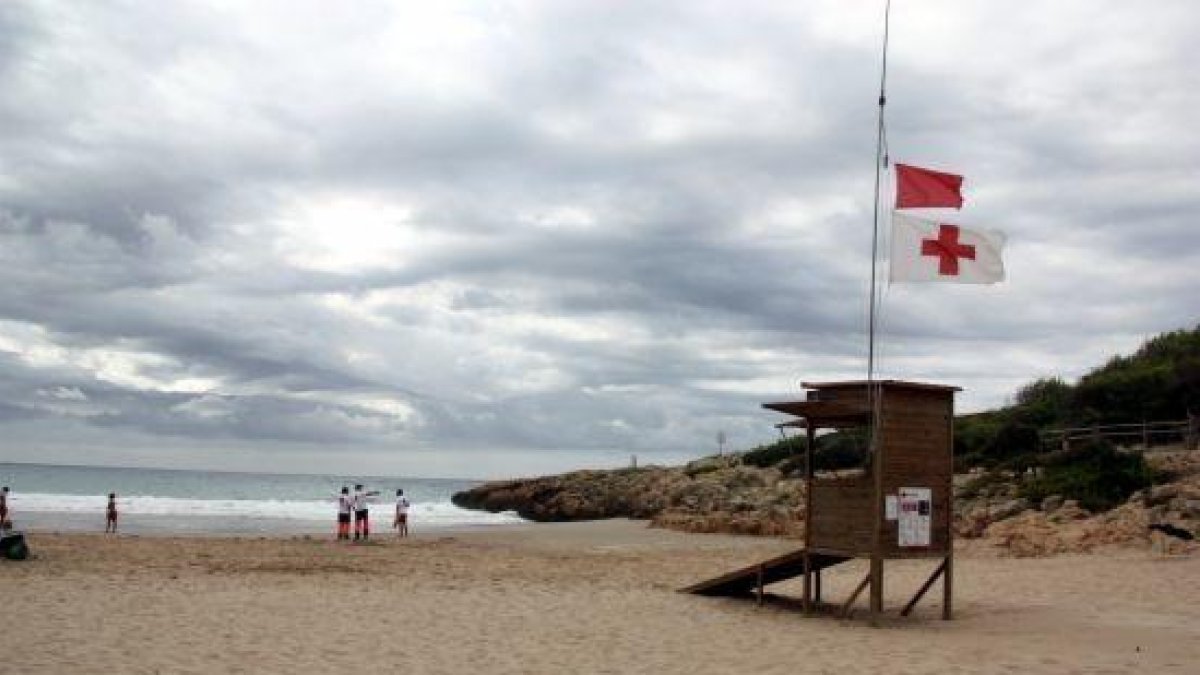 Condemnen un home per abuscar de dos adolescents a la platja de La Móra