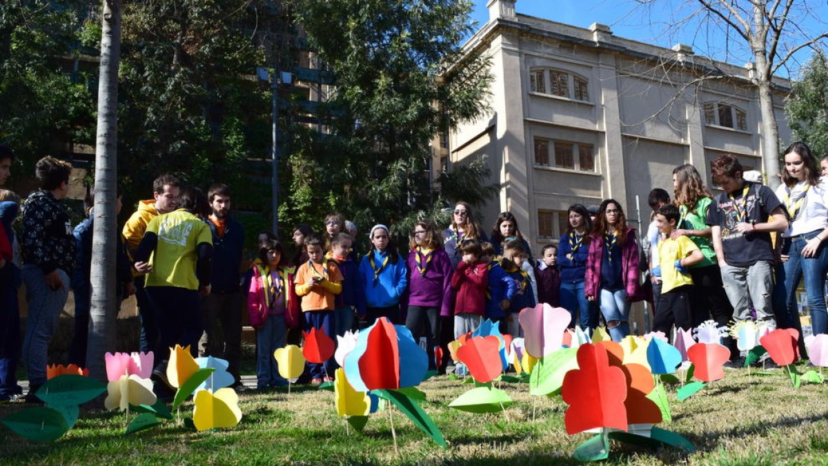 Flors de paper per demanar la reobertura del magatzem M6