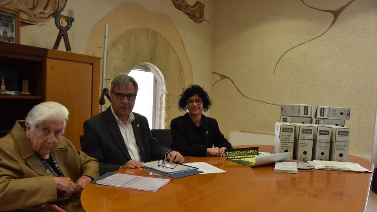 Maria Rosa Wennberg aporta documentació a l'Ajuntament de Torredembarra