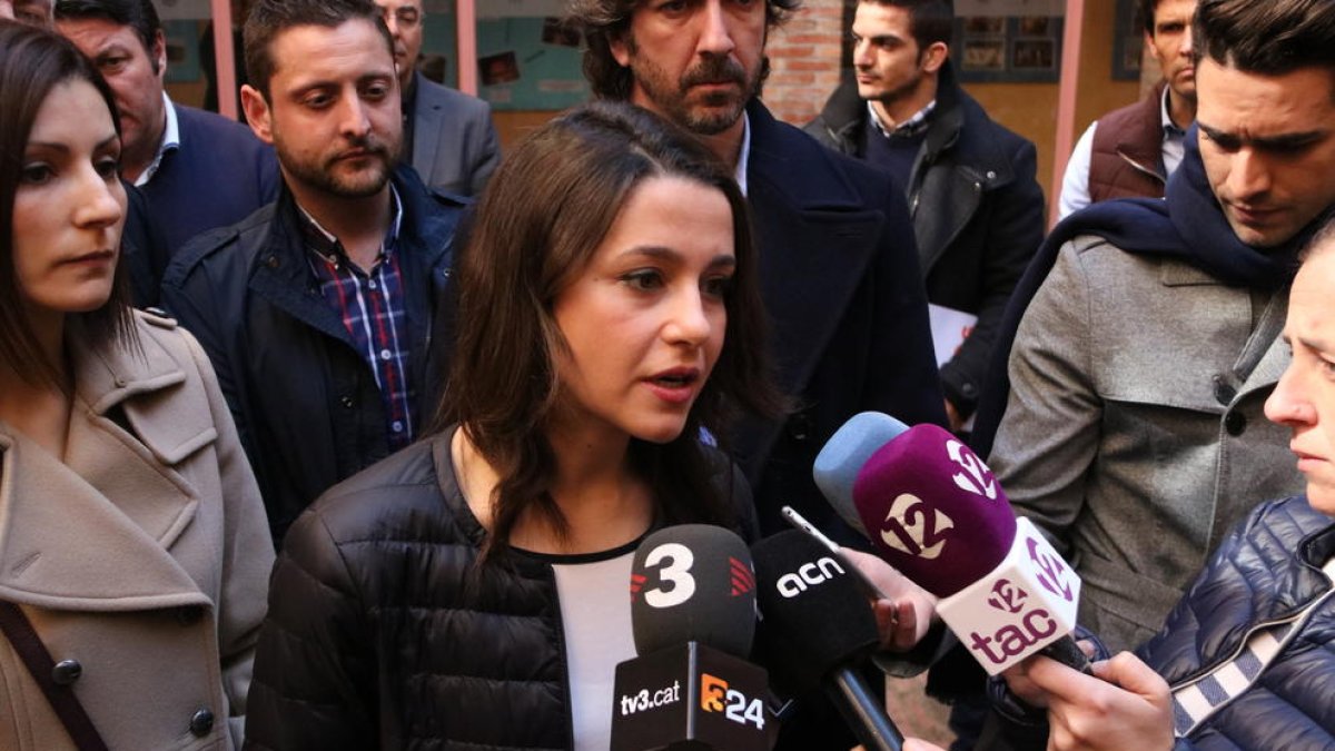 Arrimadas critica los que «intentan aprovechar» los refugiados para «alimentar el debate independentista»