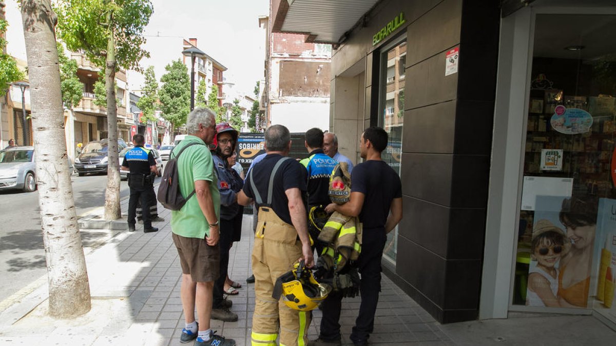 Vecinos del Palace recurren a Bomberos y Urbana para asegurar un bloque de pisos