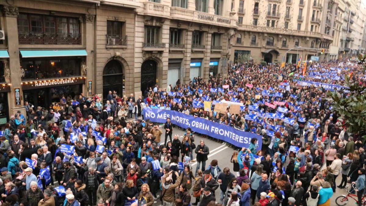 En marxa la multitudinària manifestació a favor d'acollir refugiats