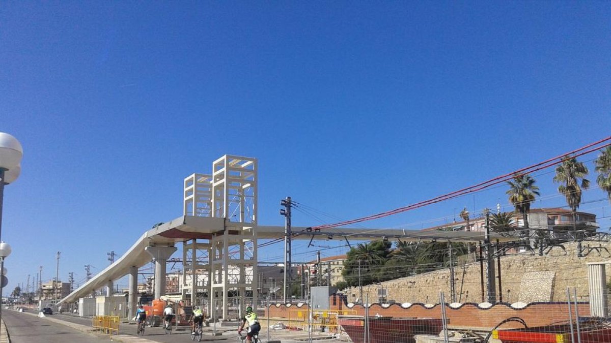 La pasarela ya pasa por encima de las vías del tren