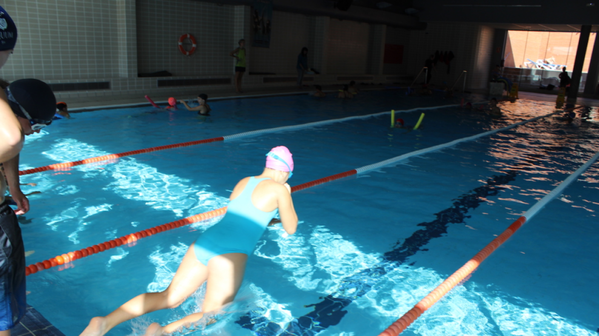 Una trentena de centres educatius de Reus participen al programa 'Cap nen sense saber nedar'