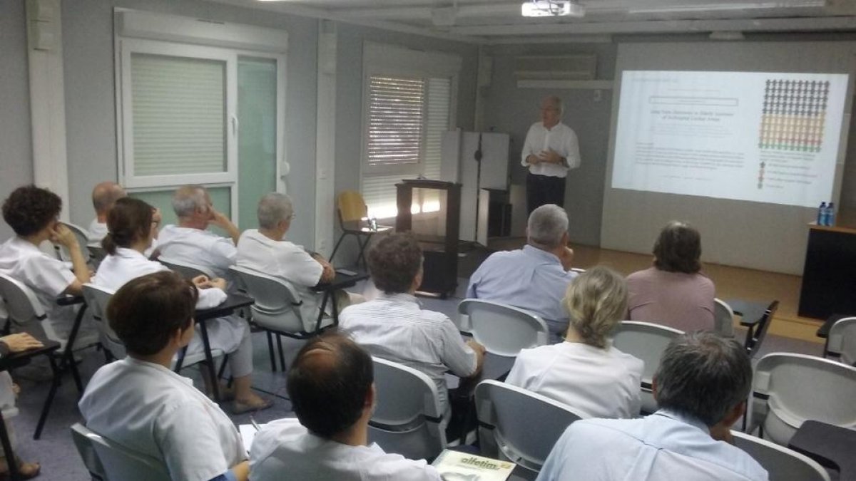 El doctor Jordi Varela ofrece una sesión sobre gestión clínica moderna al Juan XXIII