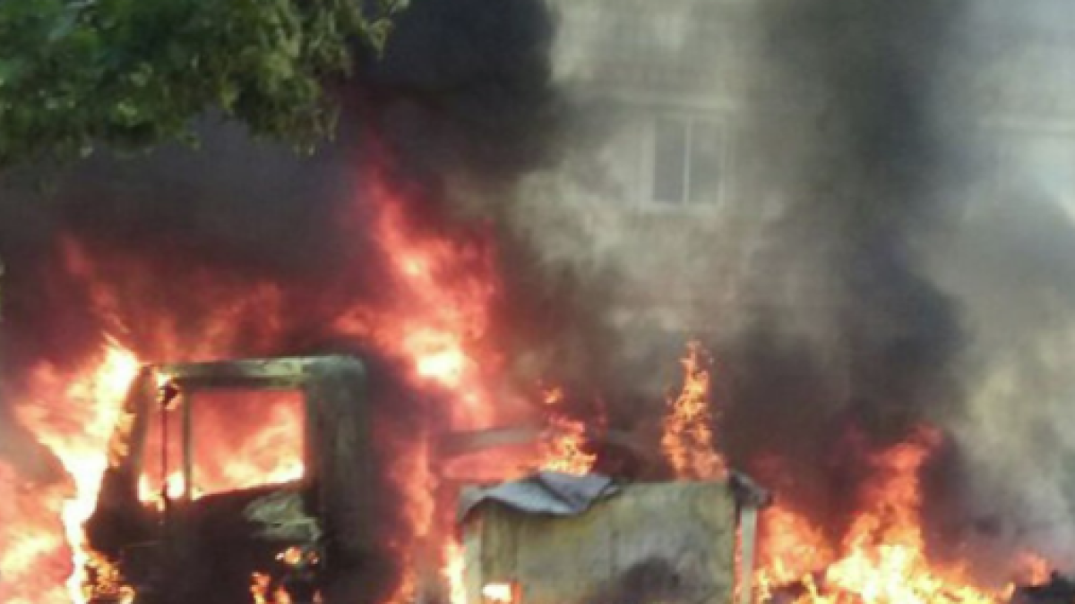 Desalojan el Mercado de Amposta al quemar totalmente un camión pollería