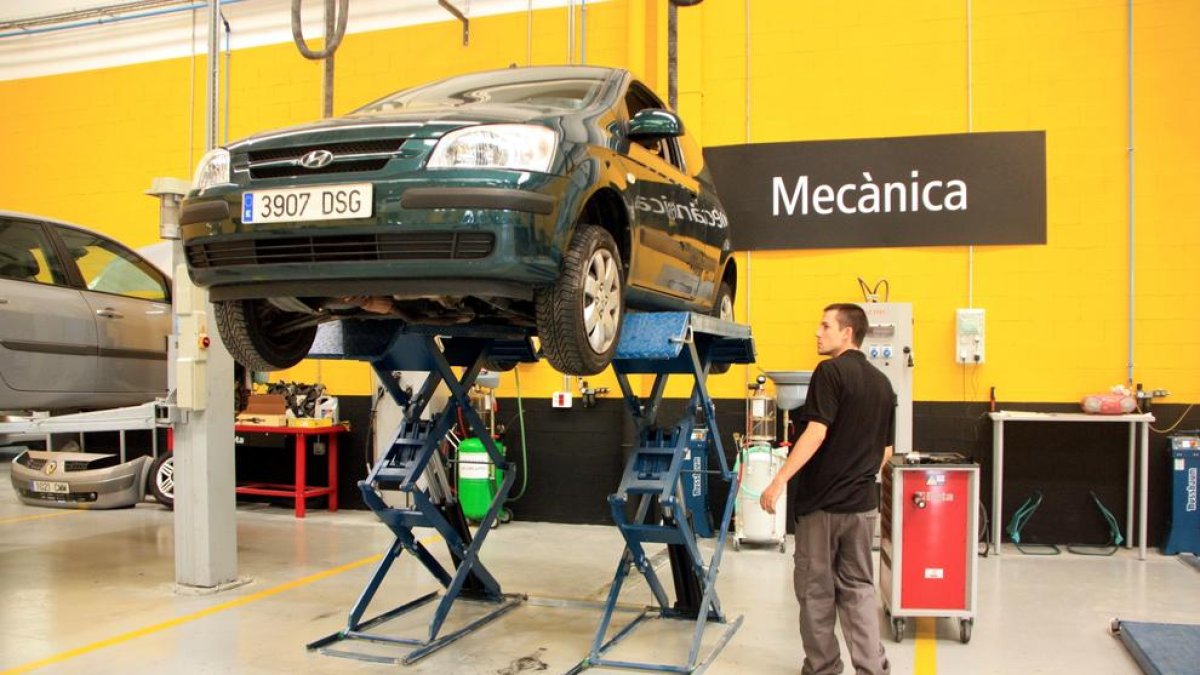 Denuncia 113 euros i 4 hores de diferència entre tallers per reparar un mateix cotxe