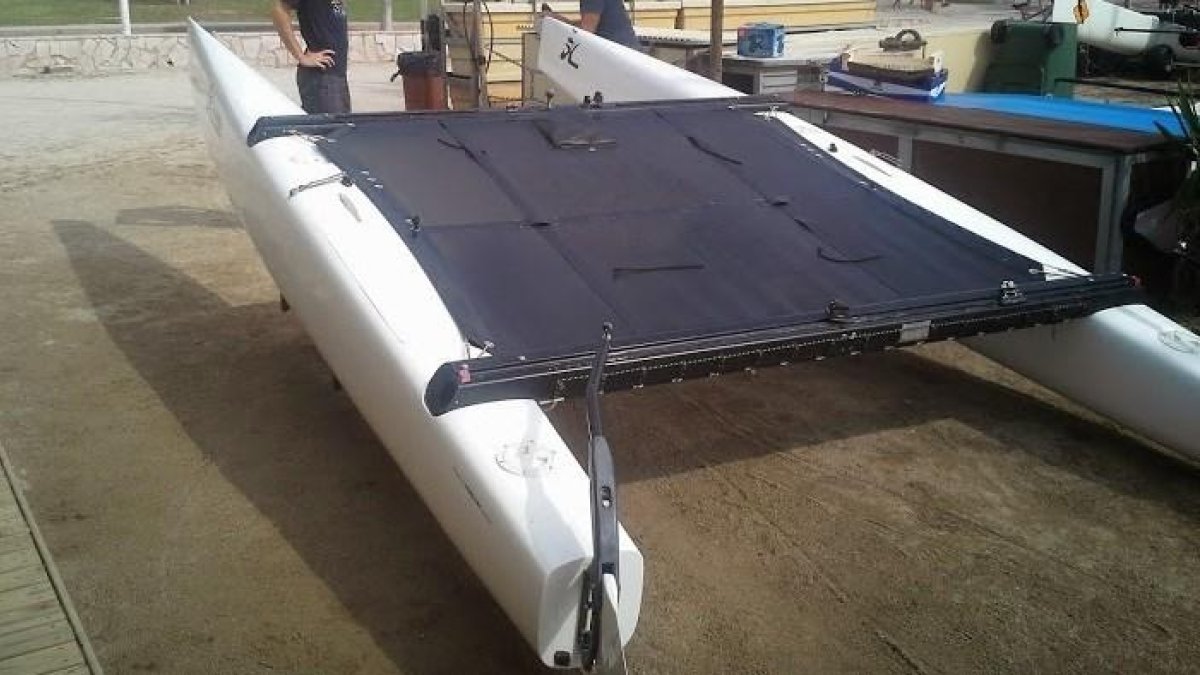 Roban un catamarán de 5 metros y 150 kilos al varadero de Coma-ruga