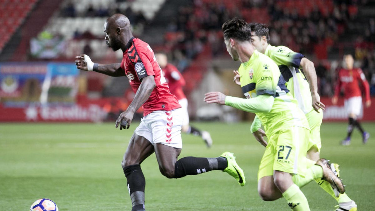 El Elche ridiculiza al Nàstic (1-3)