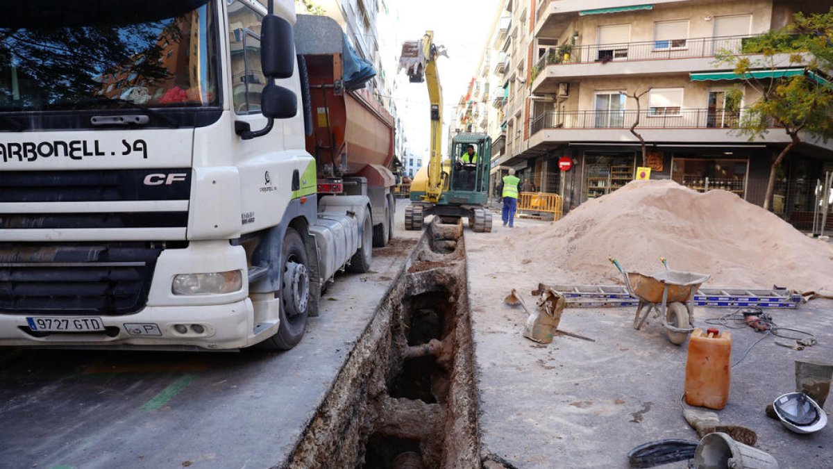 Comerciantes de la calle Sevilla lamentan que se hagan obras en la previa de la Navidad