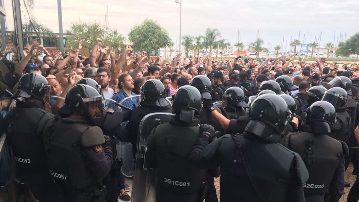 ferit, urna, col·legi electoral, policia espanyola, pavelló firal, La Ràpita, càrrega
