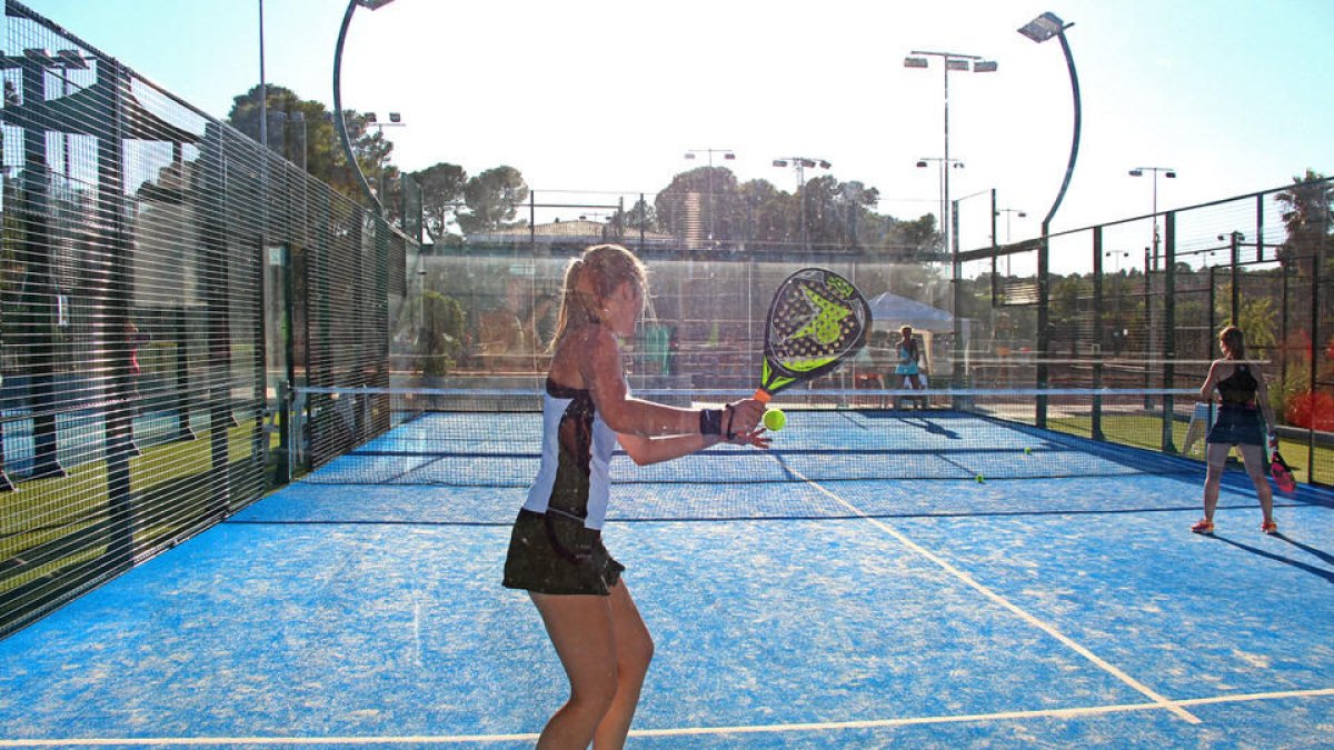 El Tenis Salou H2O acoje en sus pistas a las 'Gemelas Atomikas'