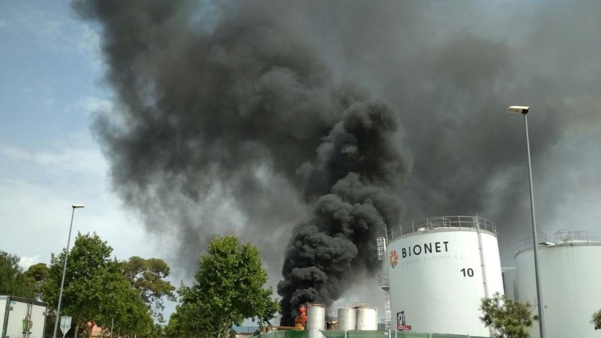 Un incendi crema la nau de Bionet Europa del polígon Agroreus