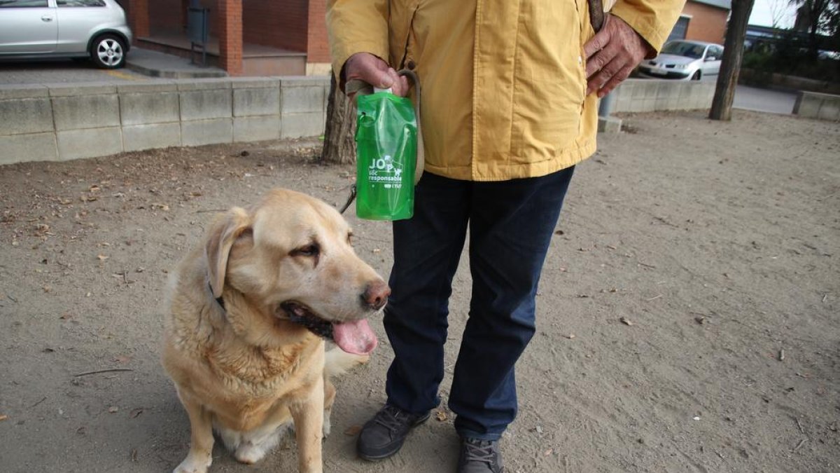 Sant Boi de Llobregat distribuye botellas plegables a los propietarios de perros para limpiar los orines