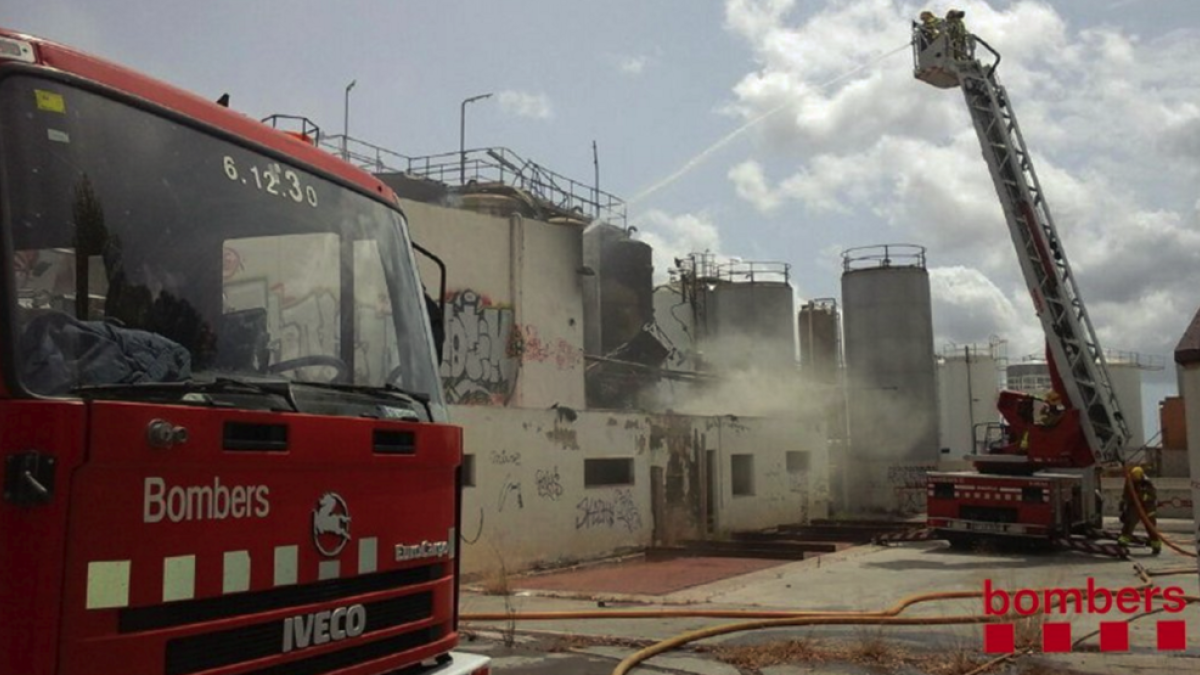 Un incendio quema unos depósitos de fibra junto a la nave de Bionet Europa del polígono Agroreus