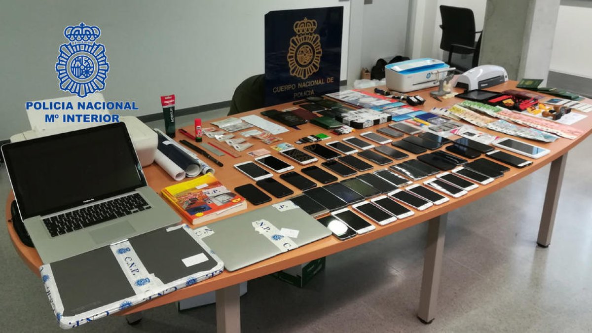 Tres detinguts a Salou per falsificar documents per a immigrants en situació irregular a l'Estat