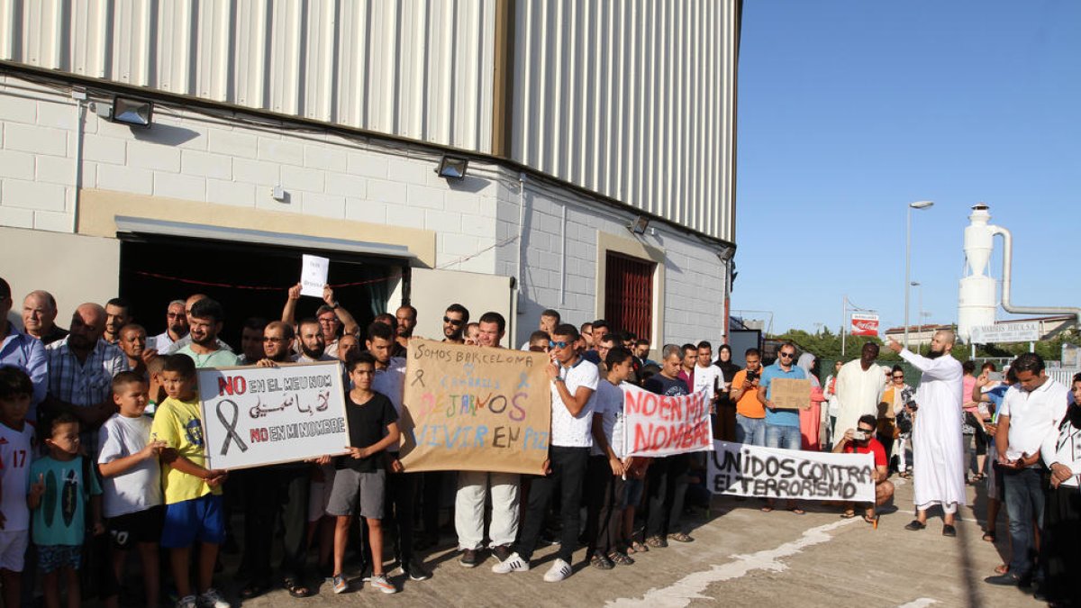 La comunitat islàmica de Cambrils també condemna els atemptats en una concentració