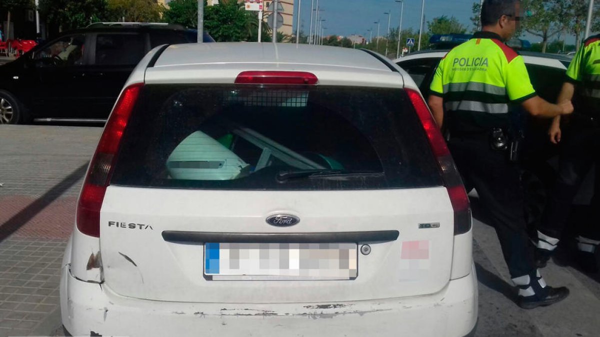 Pillan a un hombre con dos órdenes de ingreso en la prisión después de saltarse un control y huir de la policía a Tarragona
