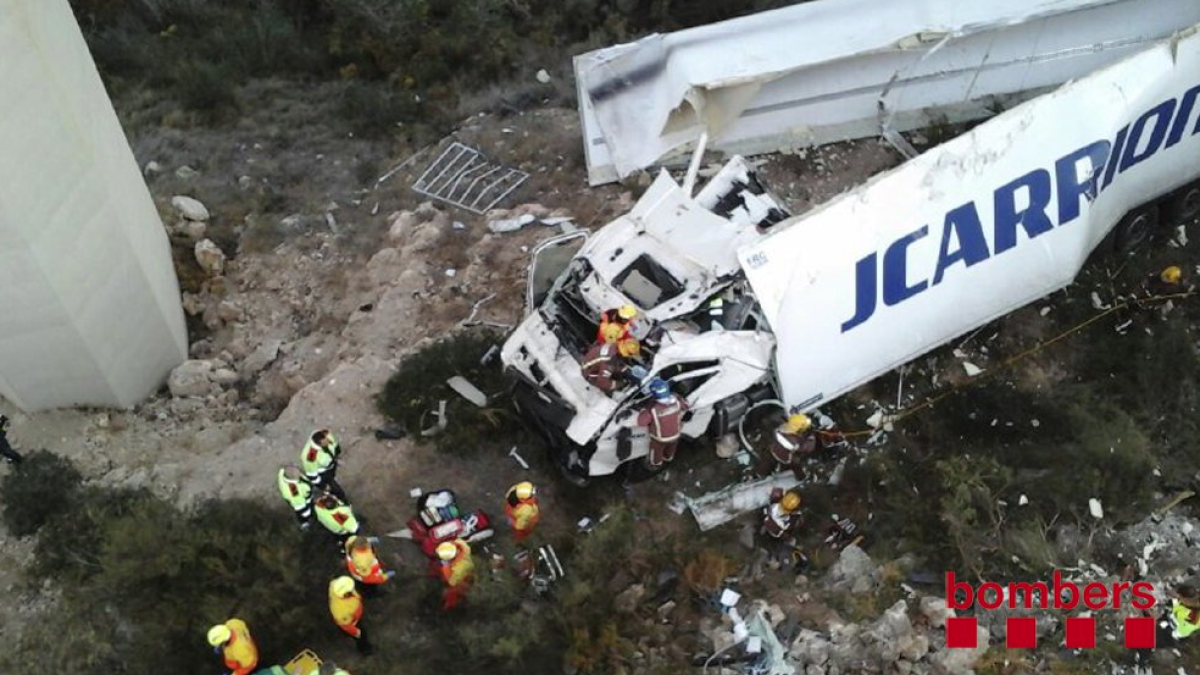 Rescaten un camioner atrapat en el vehicle després de patir una sortida de via