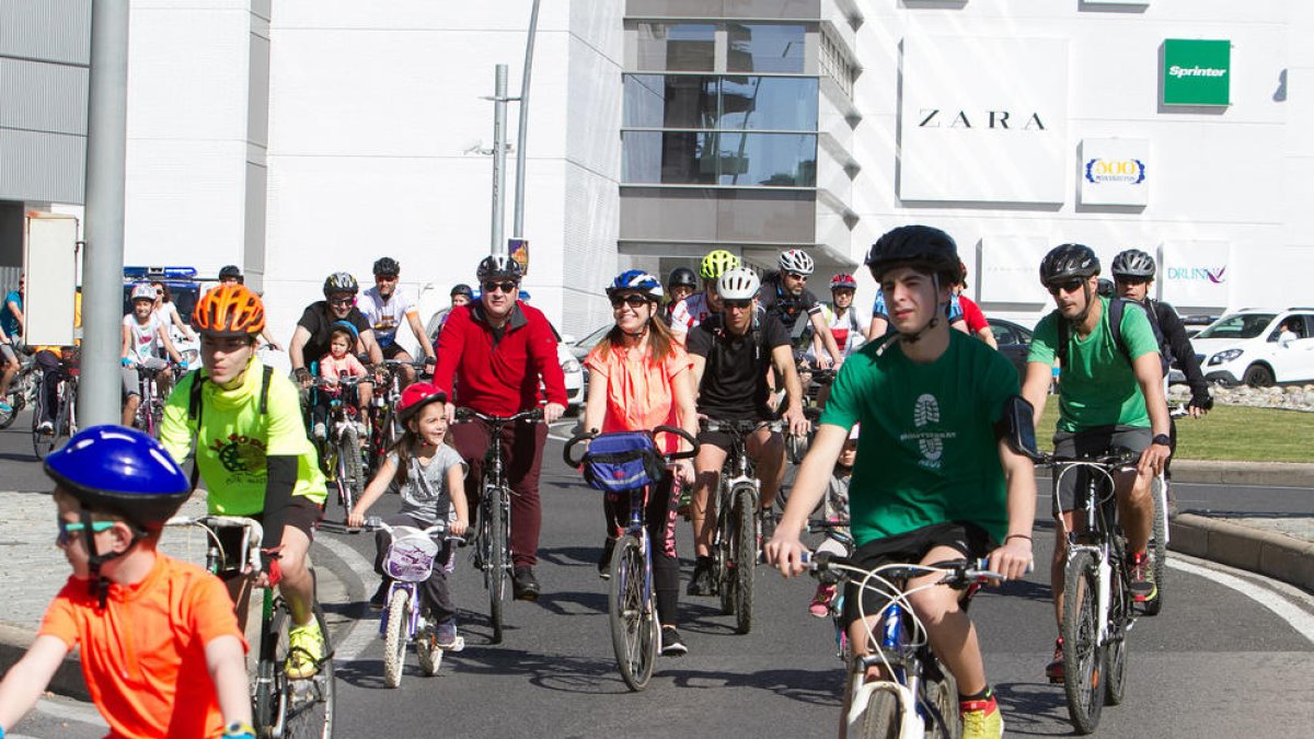 600 deportistas inundan Reus durante la Bicicletada Popular