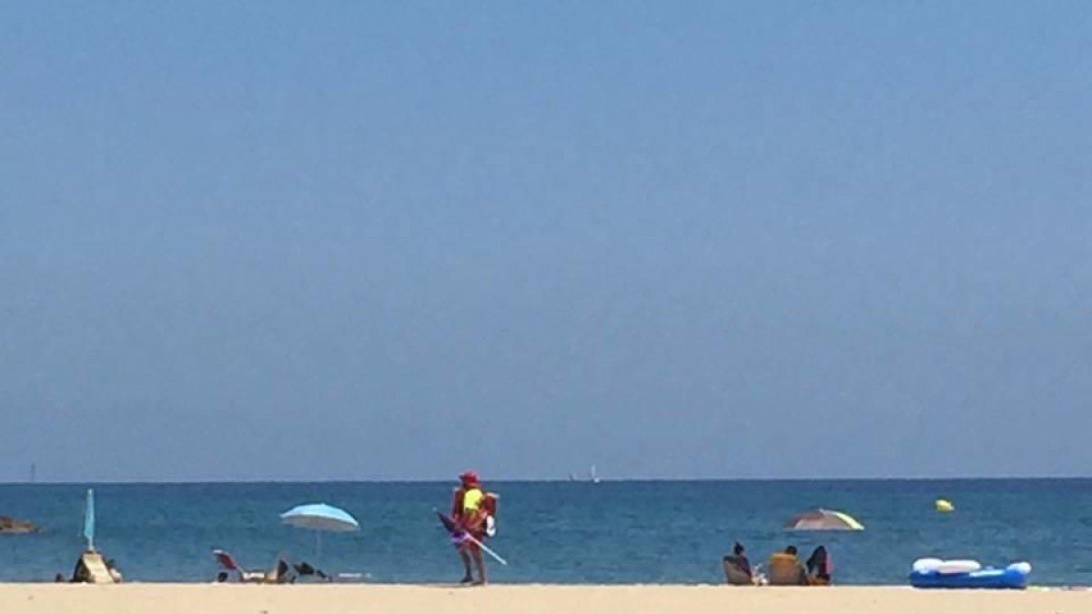 Els socorristes de Cambrils inicien el servei carregant cadira i para-sol