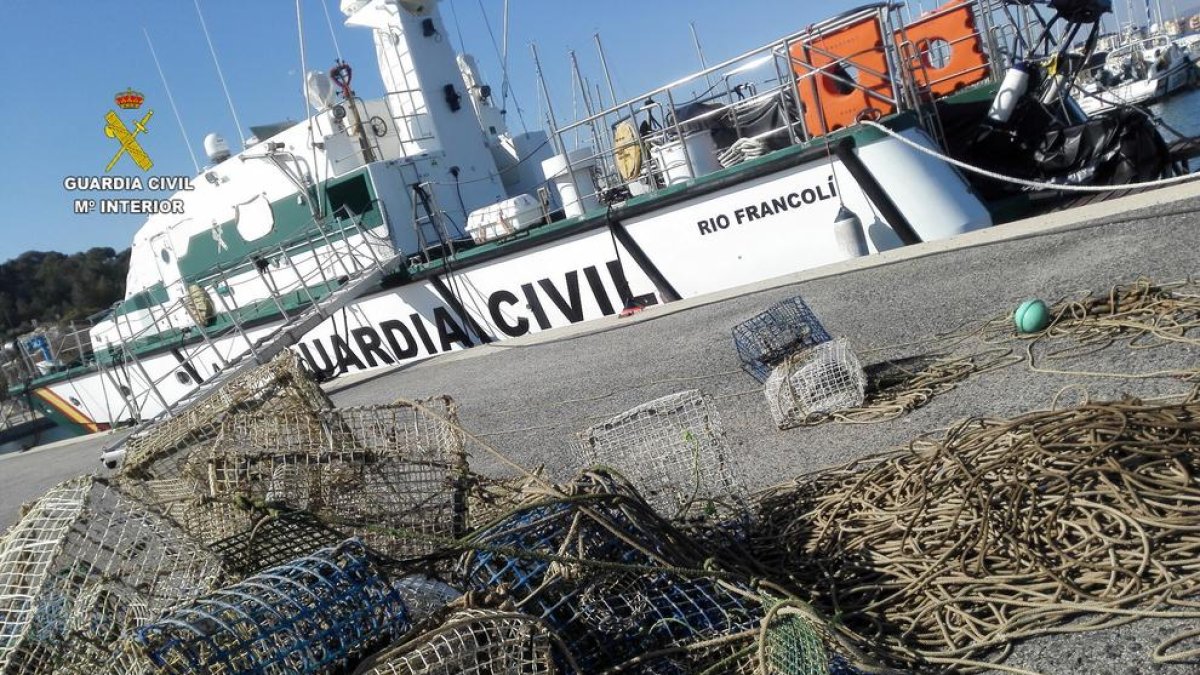 Intervienen 30 asas de pesca para pulpos que suponían un peligro para la navegación