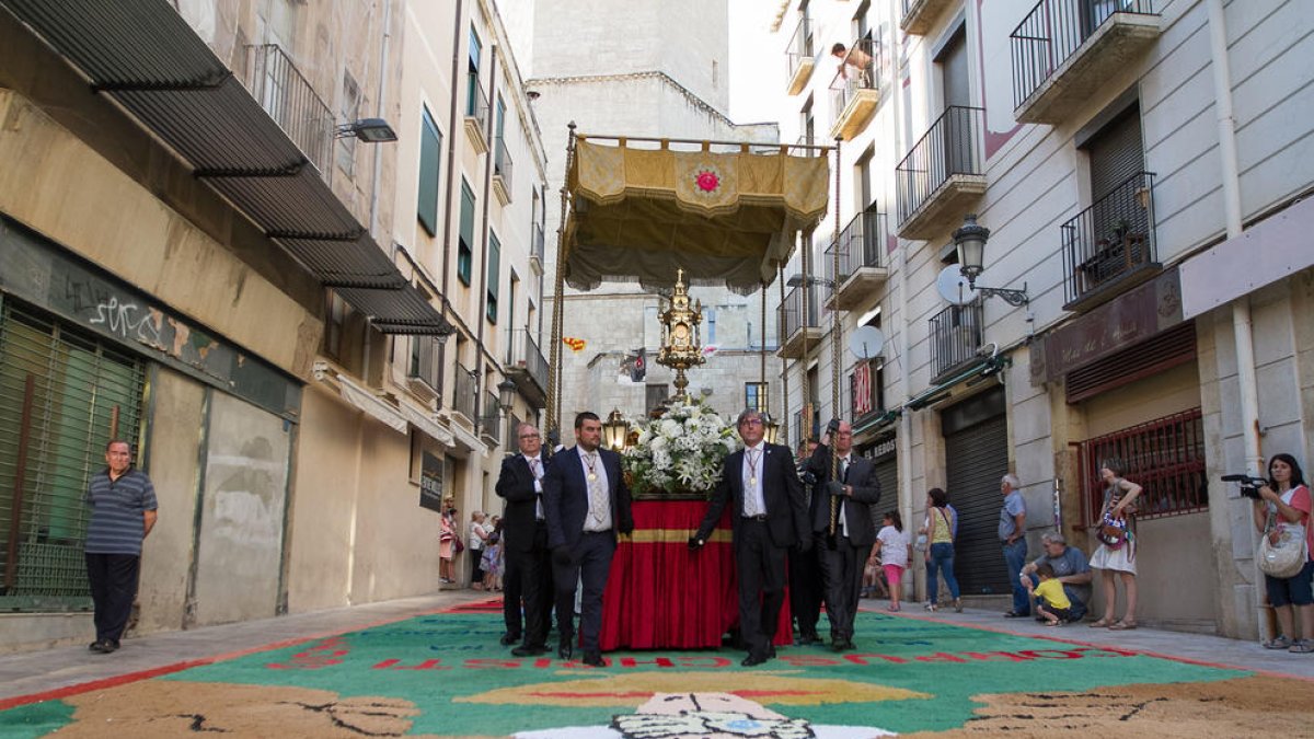 Les catifes de flors i la professó de Corpus posen el pròleg a Sant Pere