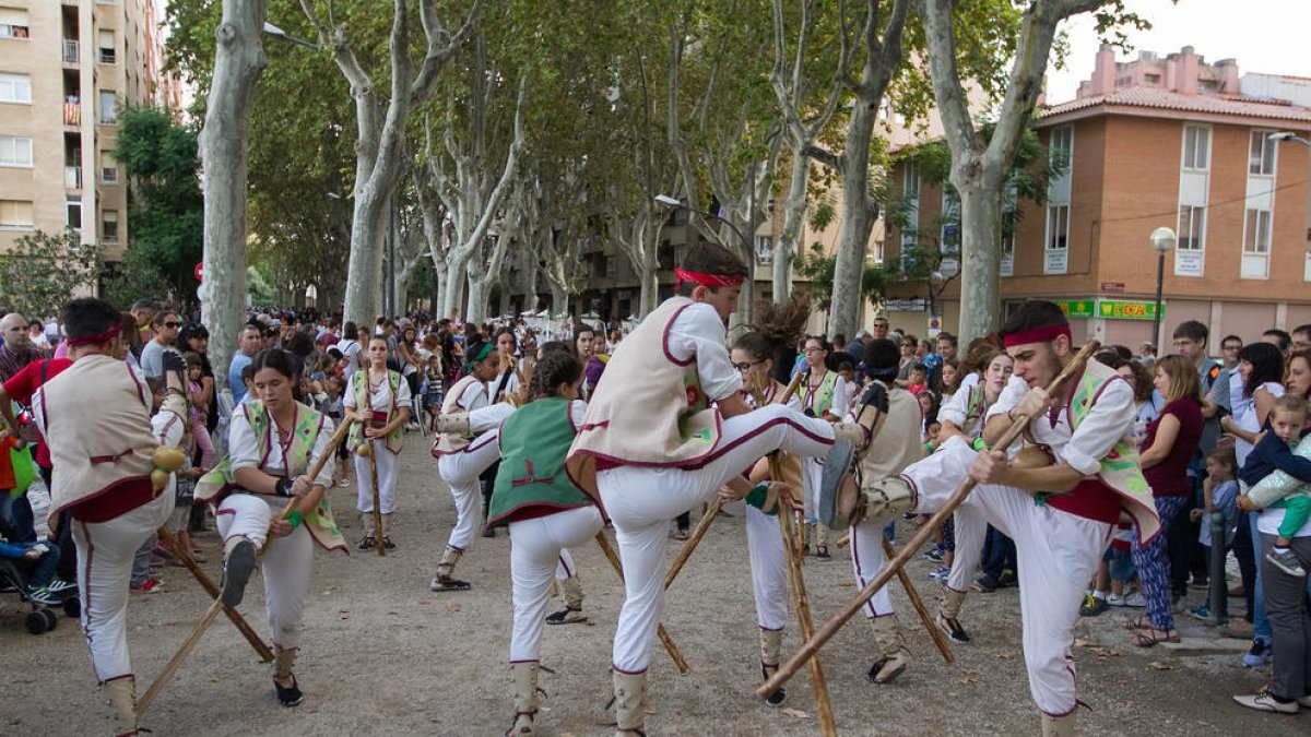 El Ball de Pastorets en fa deu i dansa envoltat de colles del territori
