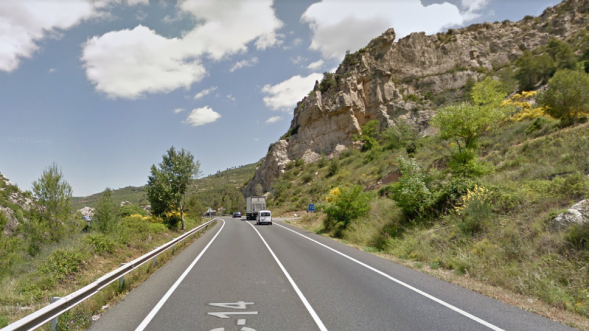 Un home de 57 anys resulta ferit en bolcar amb el cotxe a la Riba