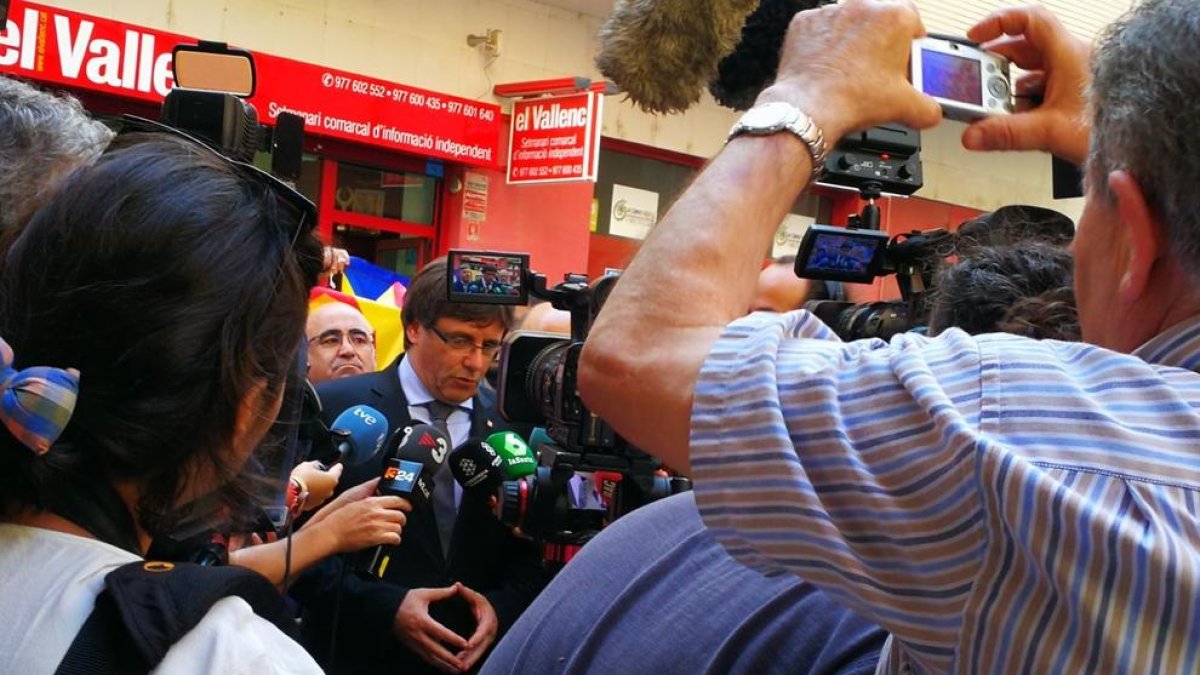 Valls aplaudeix a Puigdemont durant la visita a El Vallenc