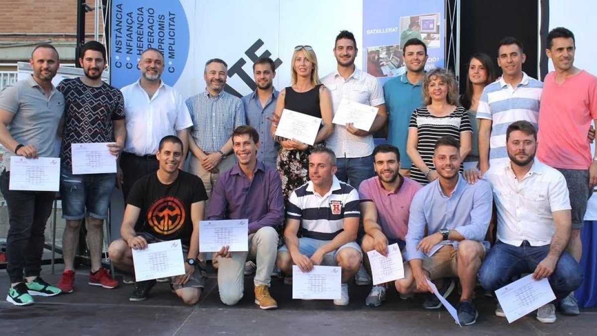 Uns 150 alumnes de l'Institut Compte de Rius es graduen de l'FP Dual