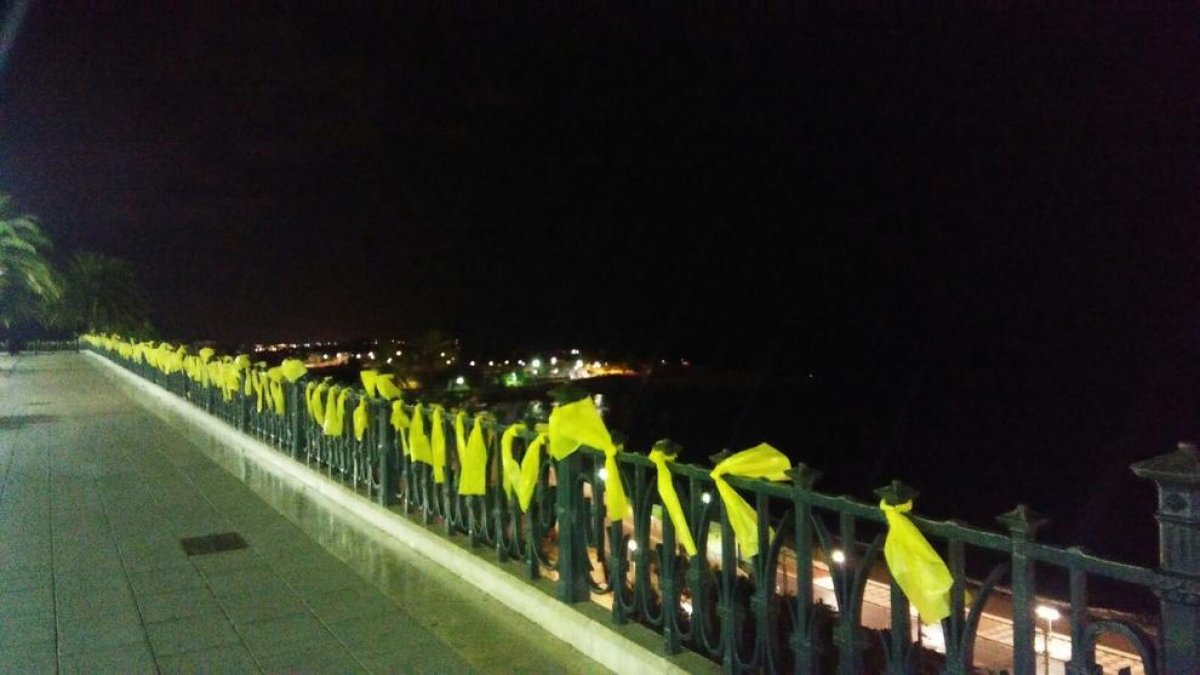 Tarragona aparece llena de lazos amarillos