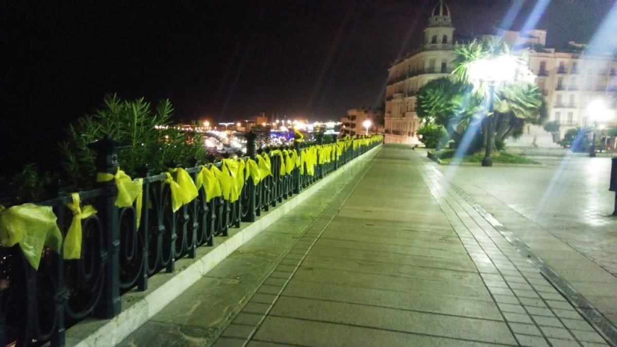 Tarragona apareix plena de llaços grocs