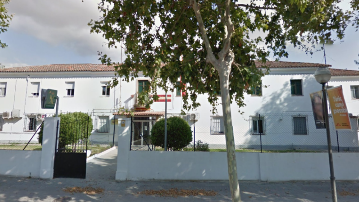 Denuncian a una conductora que circulaba bebida y chocó contra una farola del cuartel de la Guardia Civil de Vilanova