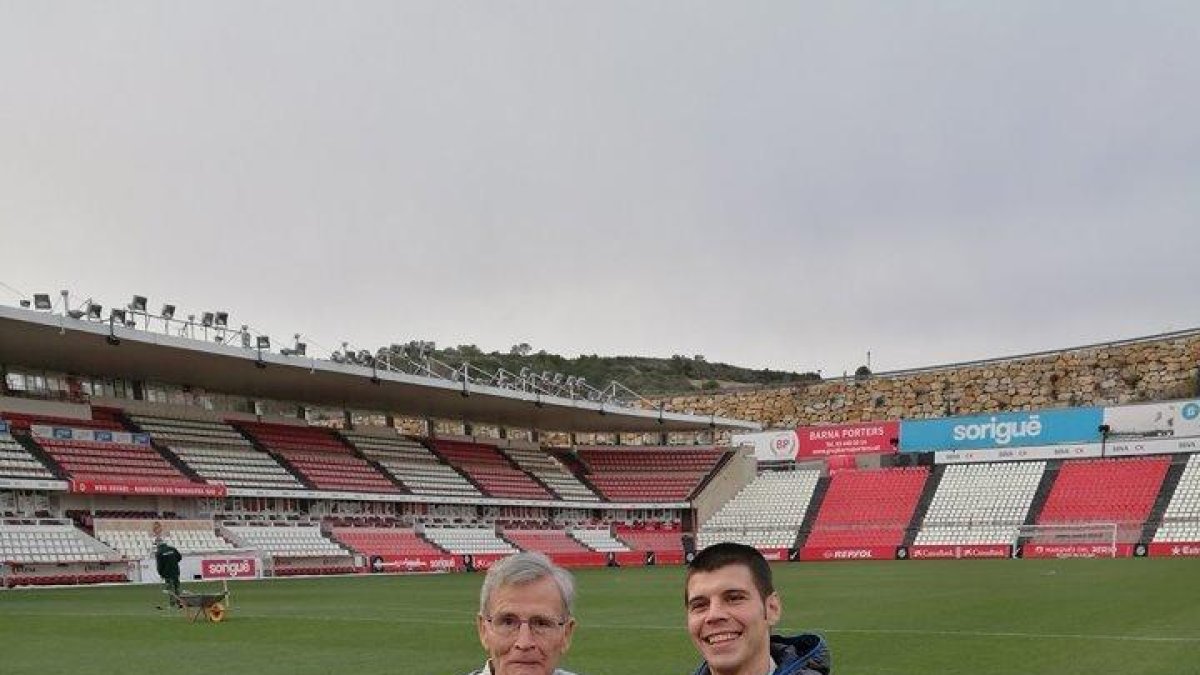 Ignasi Rojas, un històric exjugador del Nàstic, lliura una equipació del 1972 al club