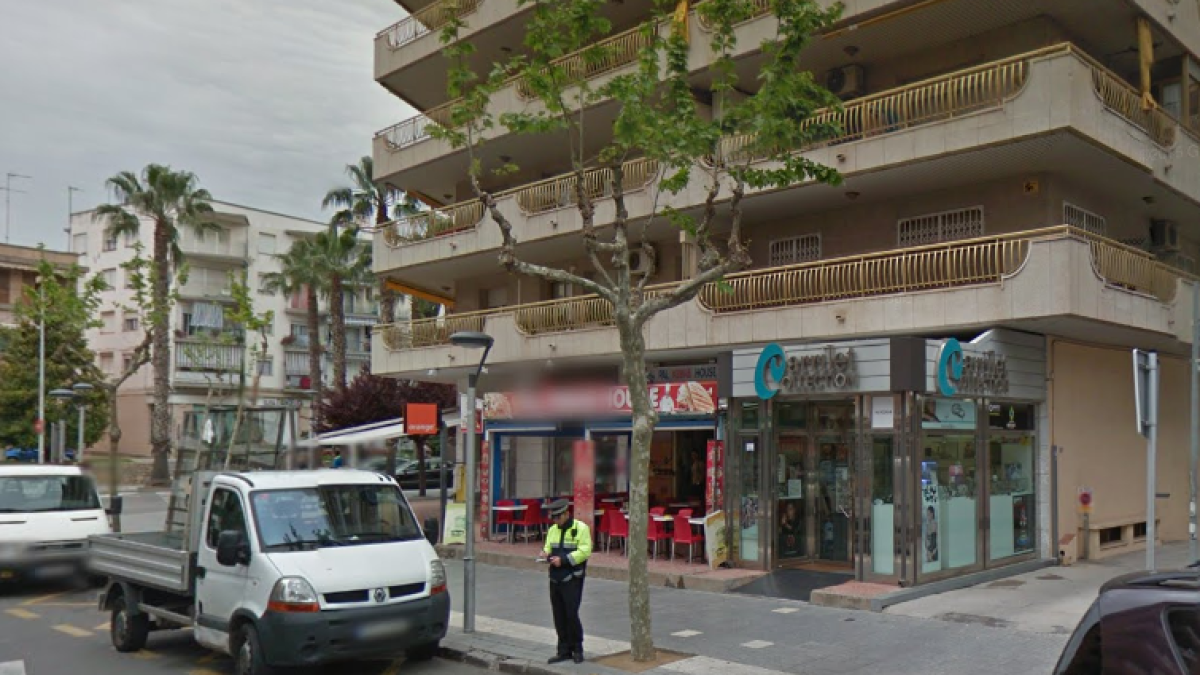 Fan un forat al vidre i roben diversos rellotges de l'aparador d'una joieria de Salou