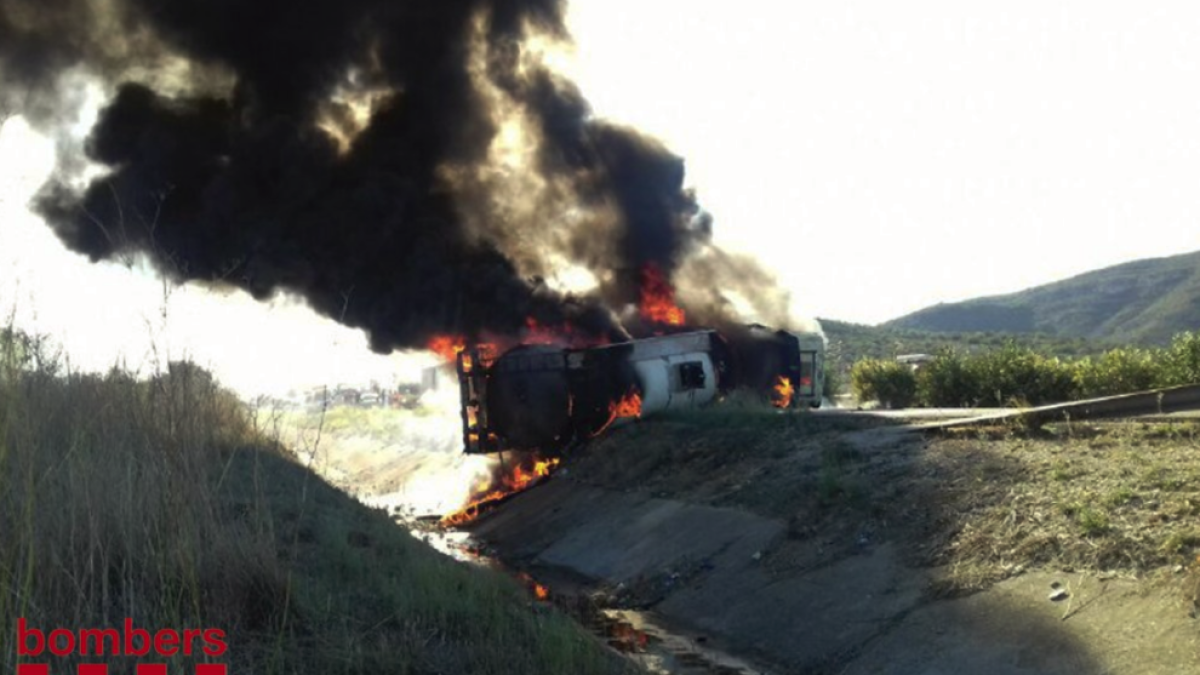 Vuit dotacions de Bombers activades per l'incendi d'un camió bolcat a Freginals