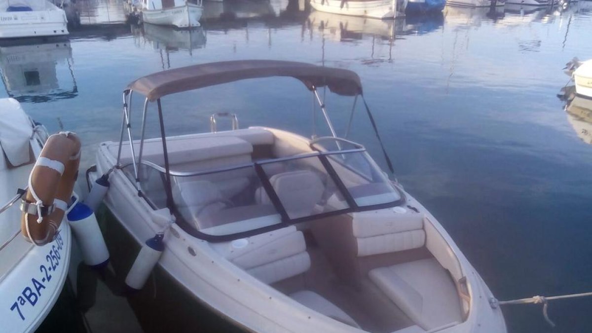 Un Policia Local de Calafell fora de servei rescata una llanxa a la deriva davant la costa del municipi