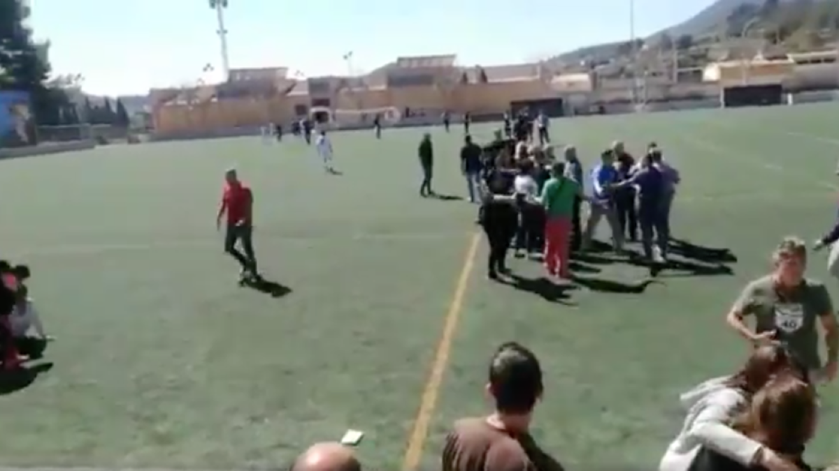 Batalla campal entre padres en un partido infantil de fútbol