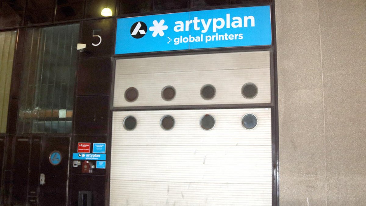 La Guàrdia Civil es persona a les portes de tres impremtes a de Sant Feliu de Llobregat