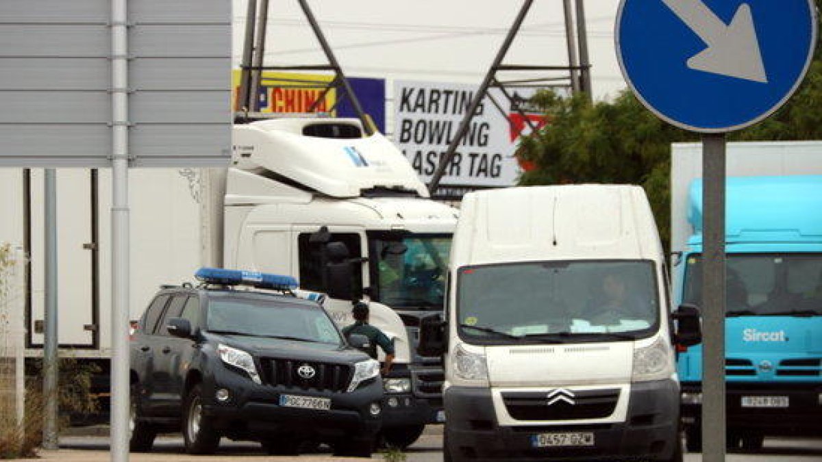 La Guàrdia Civil inspecciona alguns vehicles al voltant d'impremtes de Sant Feliu de Llobregat