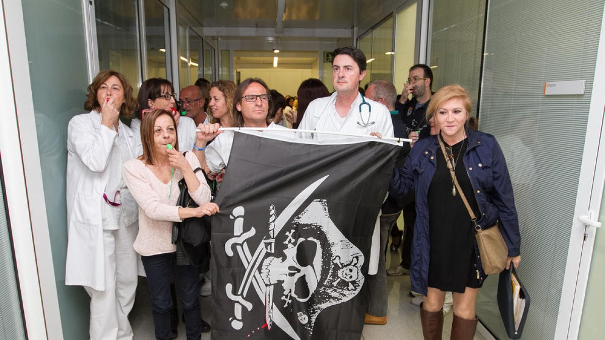 Més de 100 treballadors del Sant Joan reben els gestors de l'hospital amb crits